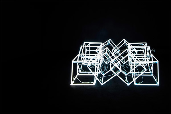 移动的霓虹立方体 (Moving Neon Cube)，杰普·海恩作品（2004 年）